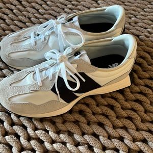 Excellent condition ( kids 6 but fits womens 8) new balance